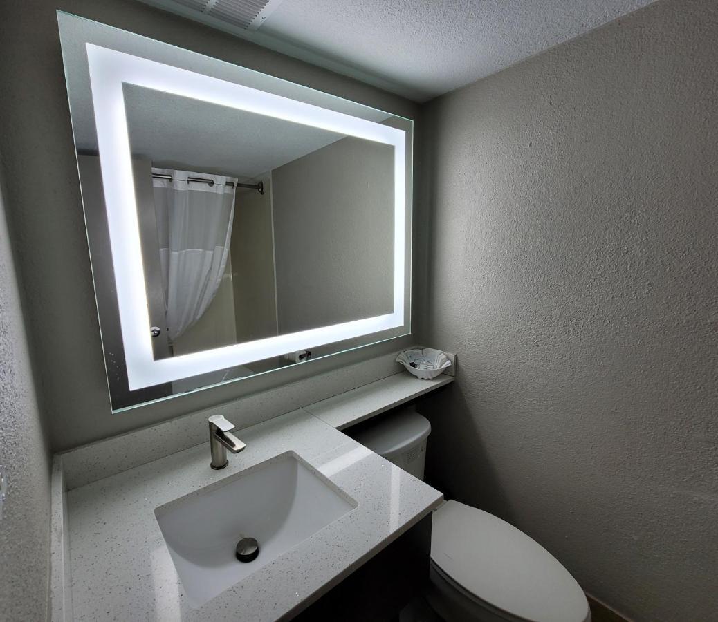 Wingate By Wyndham Wichita Airport Hotel Екстериор снимка