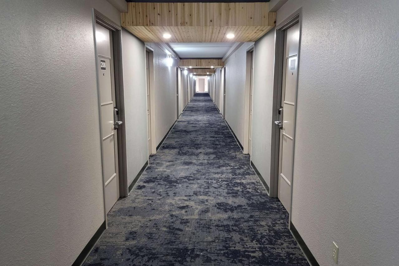 Wingate By Wyndham Wichita Airport Hotel Екстериор снимка