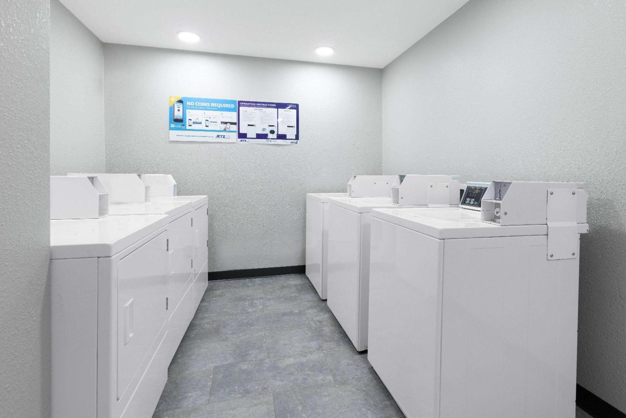 Wingate By Wyndham Wichita Airport Hotel Екстериор снимка