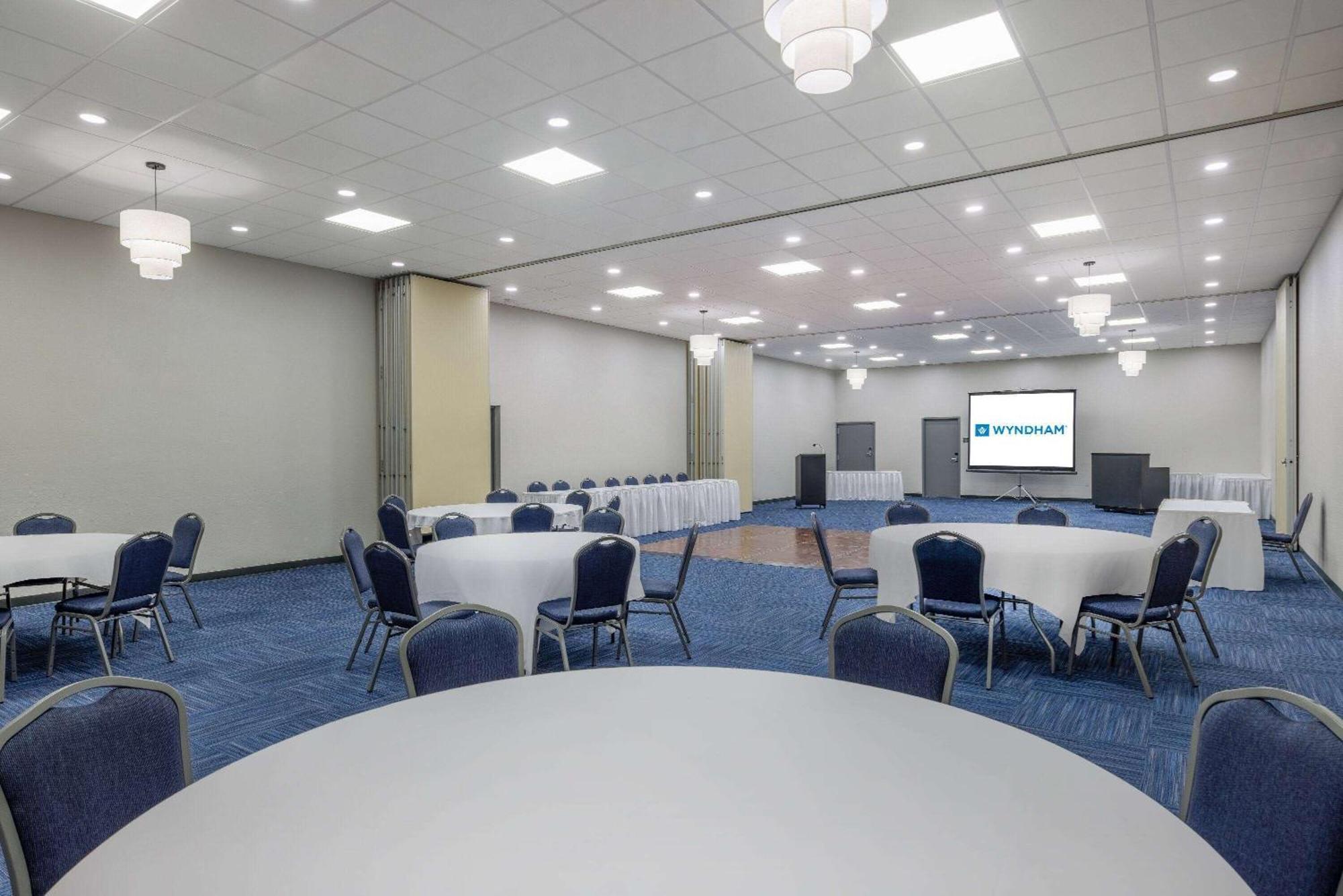 Wingate By Wyndham Wichita Airport Hotel Екстериор снимка