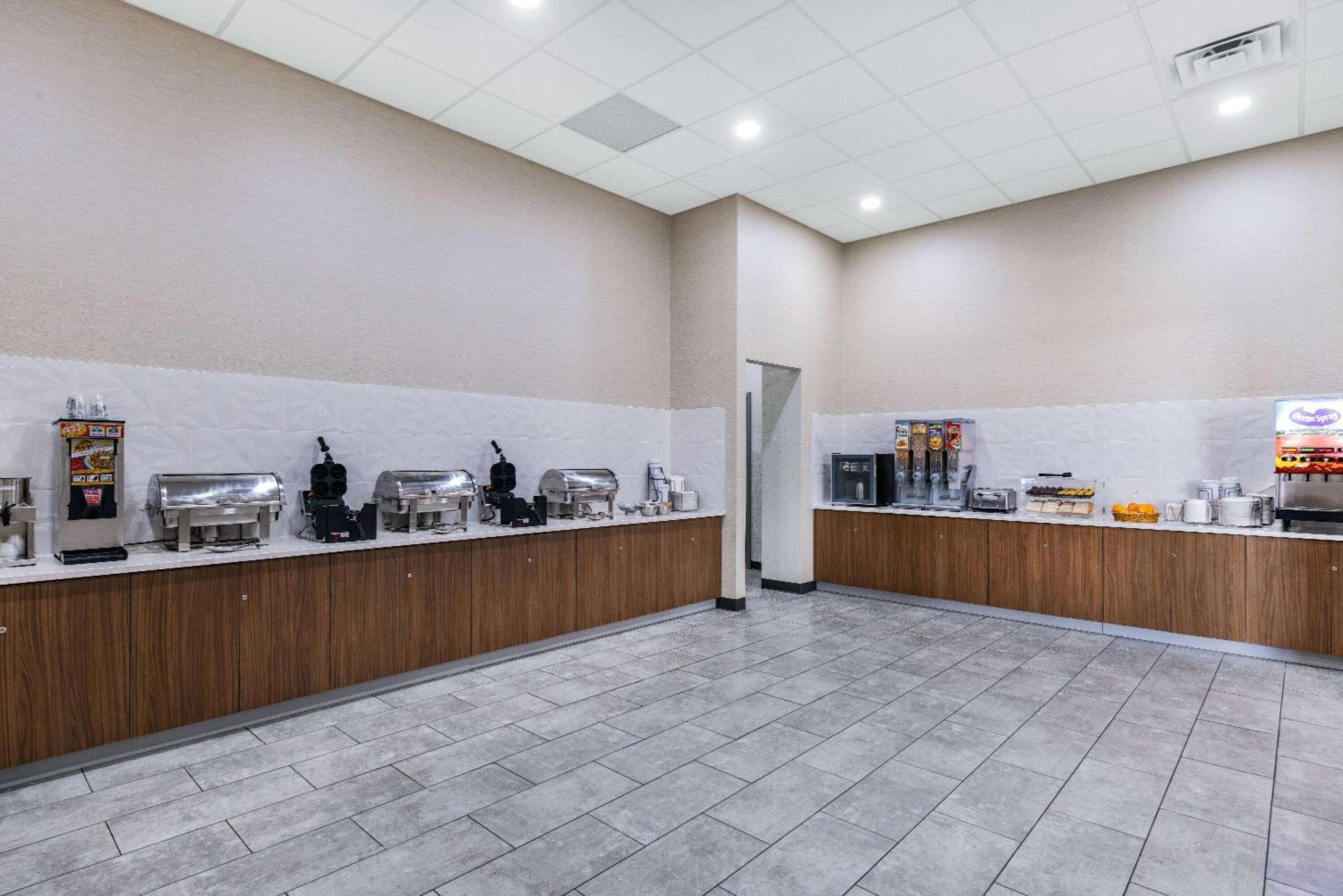 Wingate By Wyndham Wichita Airport Hotel Екстериор снимка