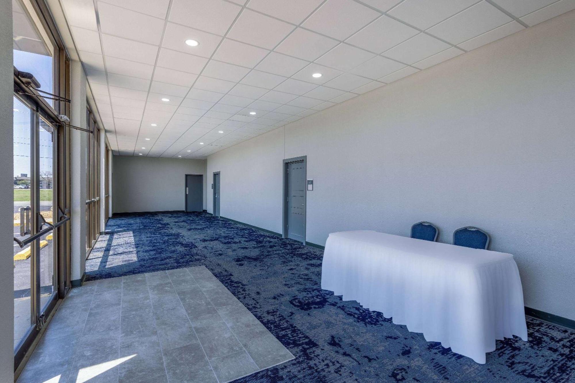 Wingate By Wyndham Wichita Airport Hotel Екстериор снимка