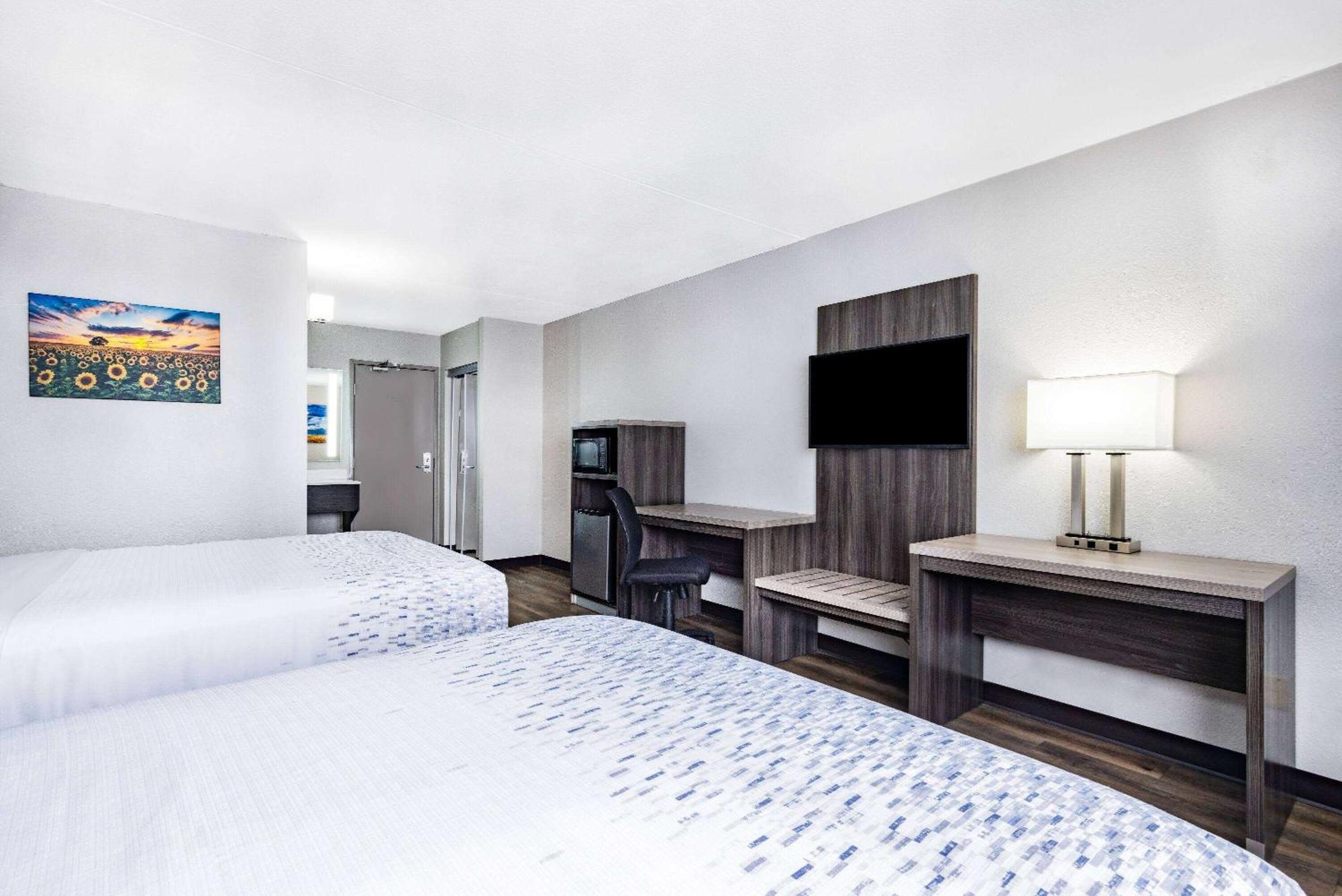Wingate By Wyndham Wichita Airport Hotel Екстериор снимка