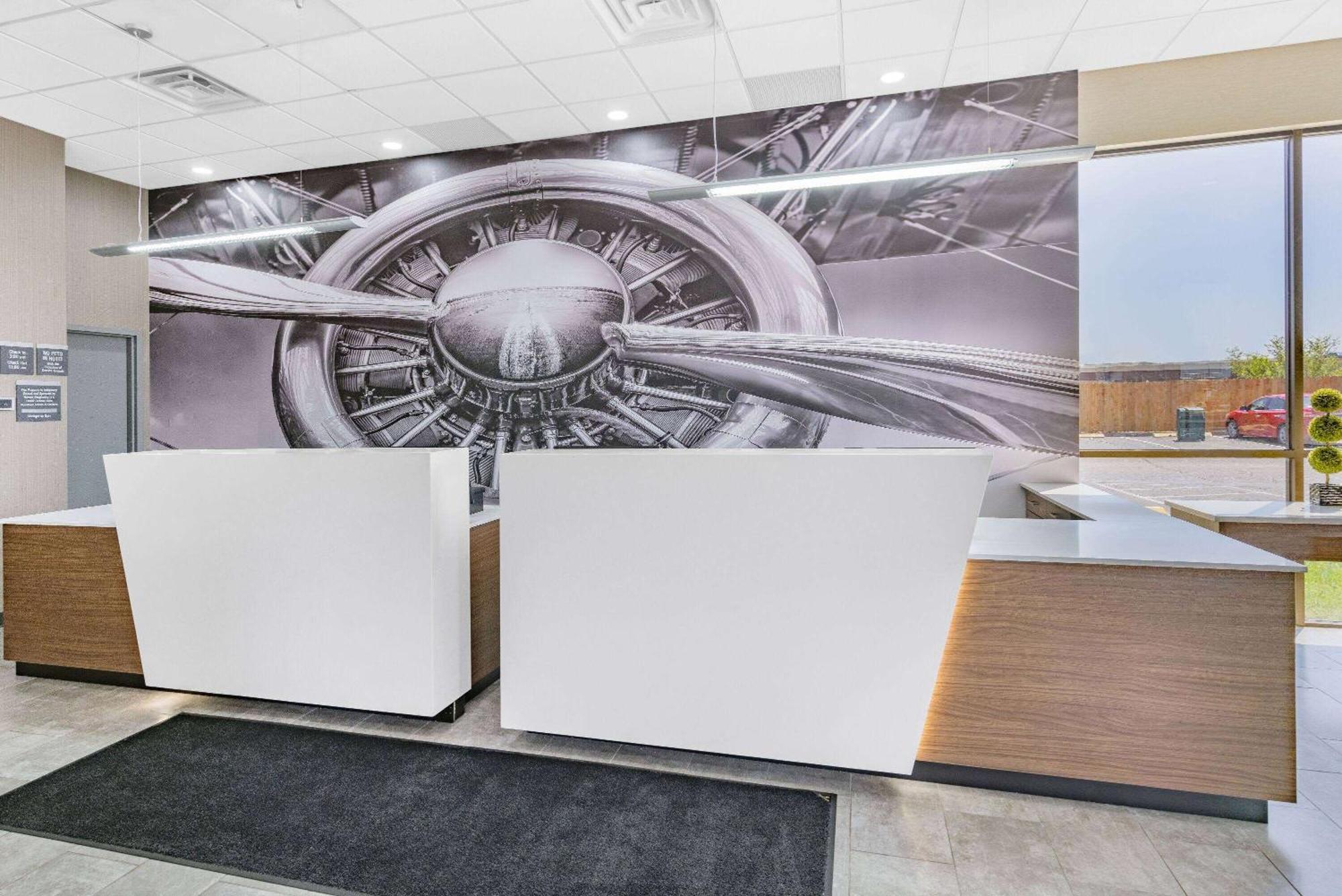 Wingate By Wyndham Wichita Airport Hotel Екстериор снимка