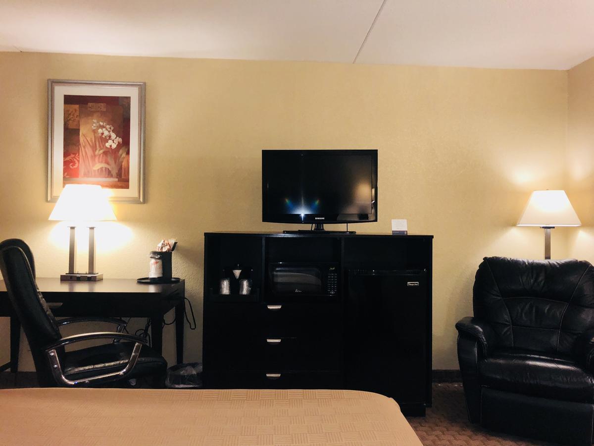 Wingate By Wyndham Wichita Airport Hotel Екстериор снимка