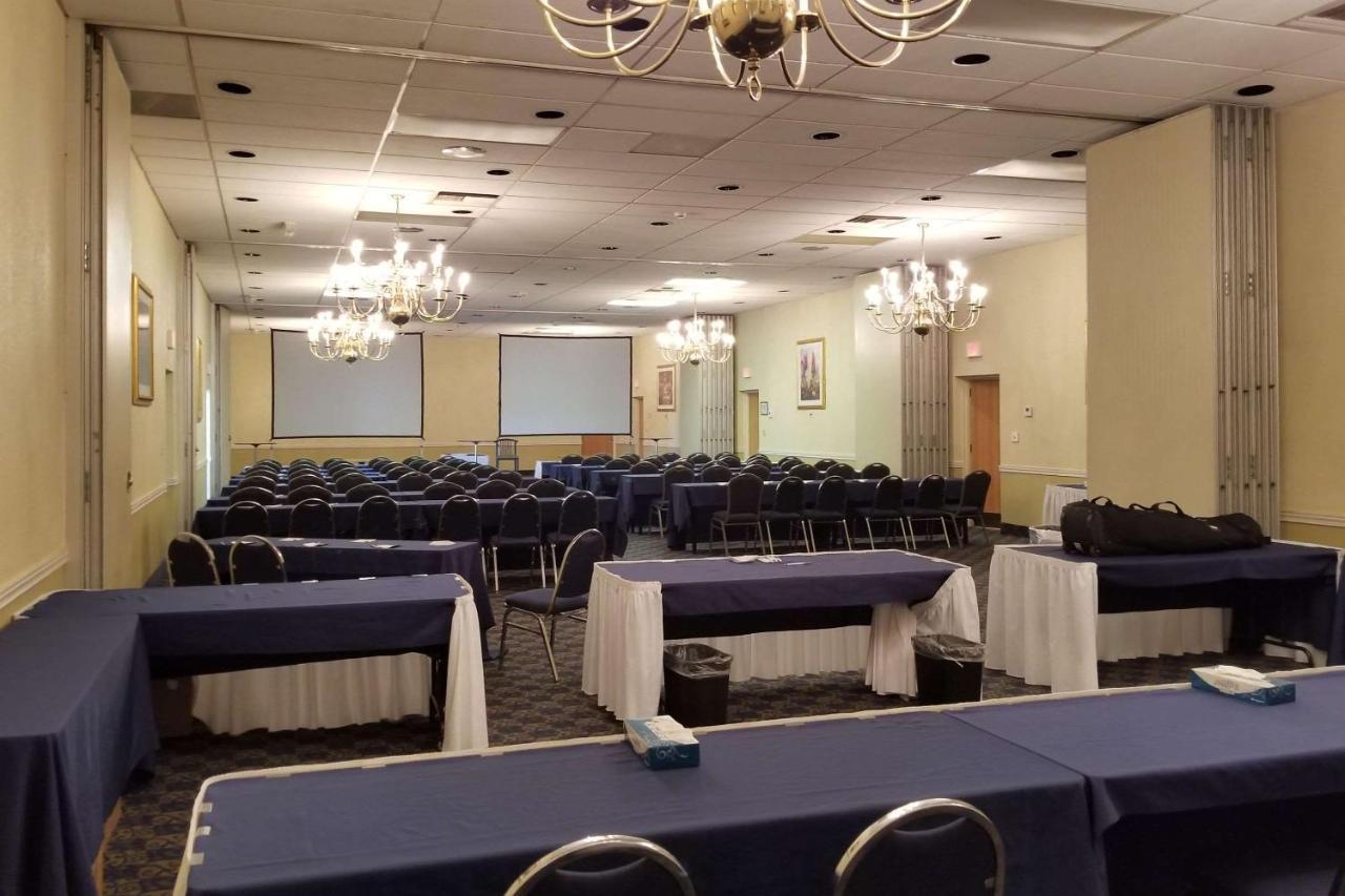 Wingate By Wyndham Wichita Airport Hotel Екстериор снимка