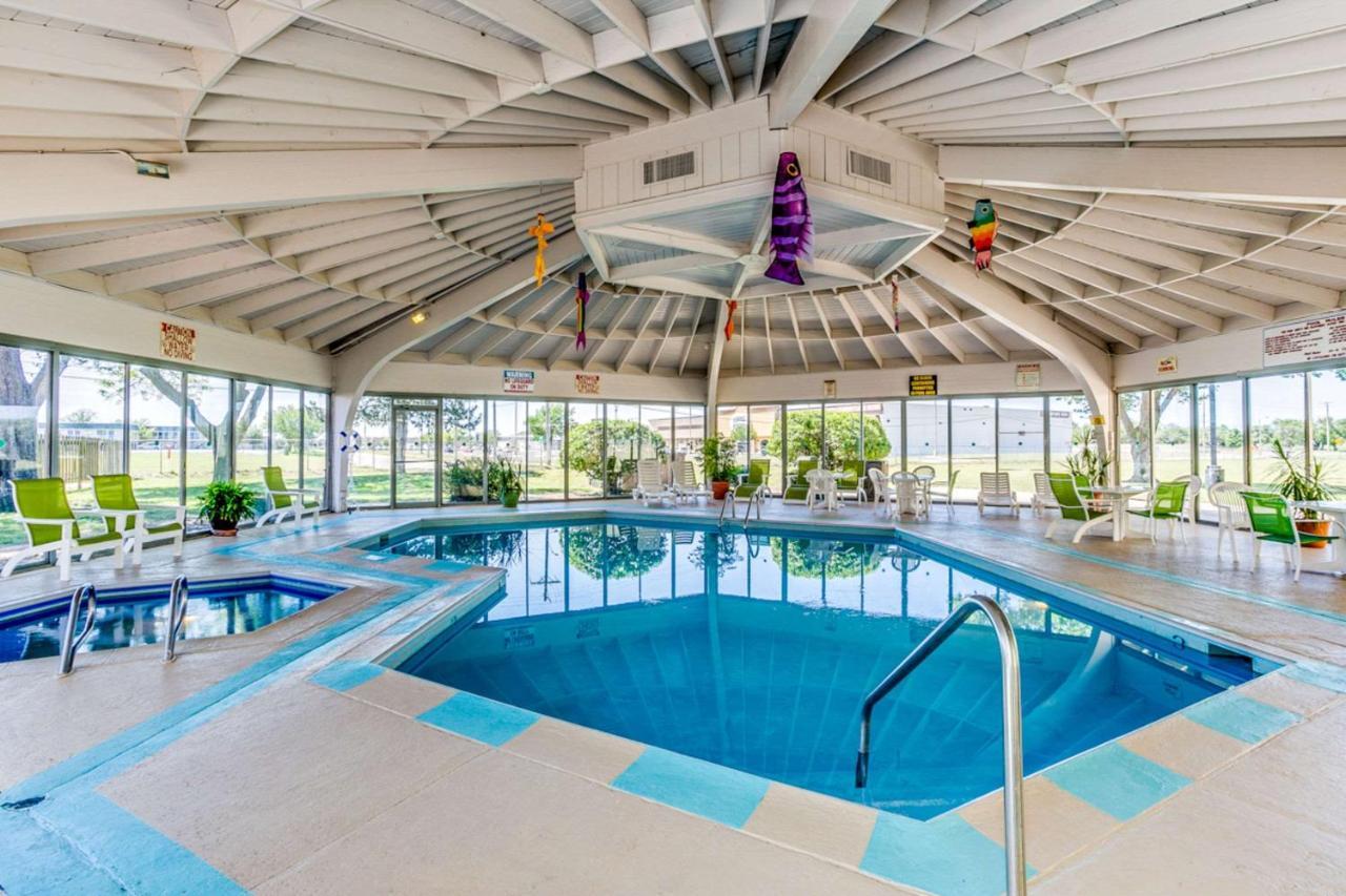 Wingate By Wyndham Wichita Airport Hotel Екстериор снимка