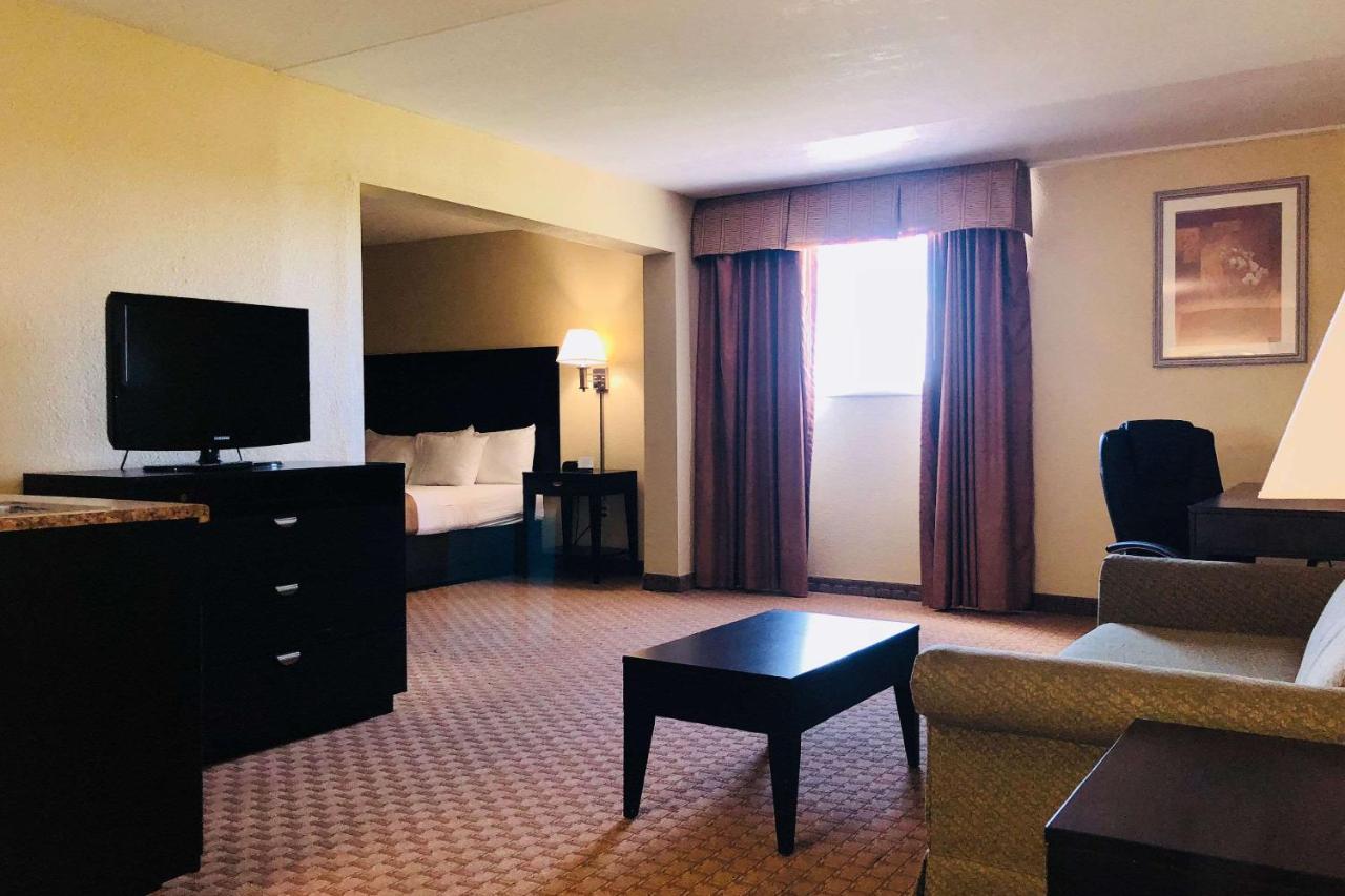 Wingate By Wyndham Wichita Airport Hotel Екстериор снимка