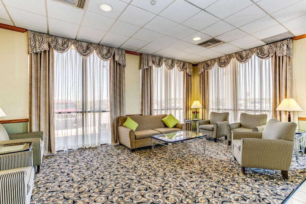 Wingate By Wyndham Wichita Airport Hotel Екстериор снимка