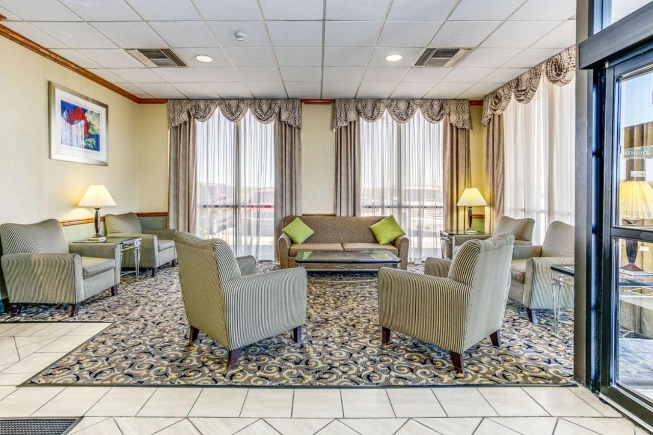 Wingate By Wyndham Wichita Airport Hotel Екстериор снимка